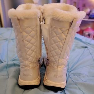 Snow boots